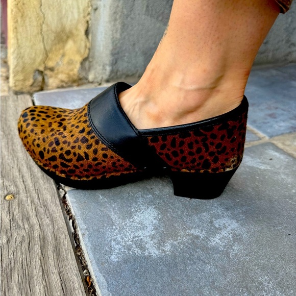 Dansko Leopard Print Fur Calf Hair Clogs 39 / 8.5 Slip-On Comfort Shoes - Picture 14 of 16